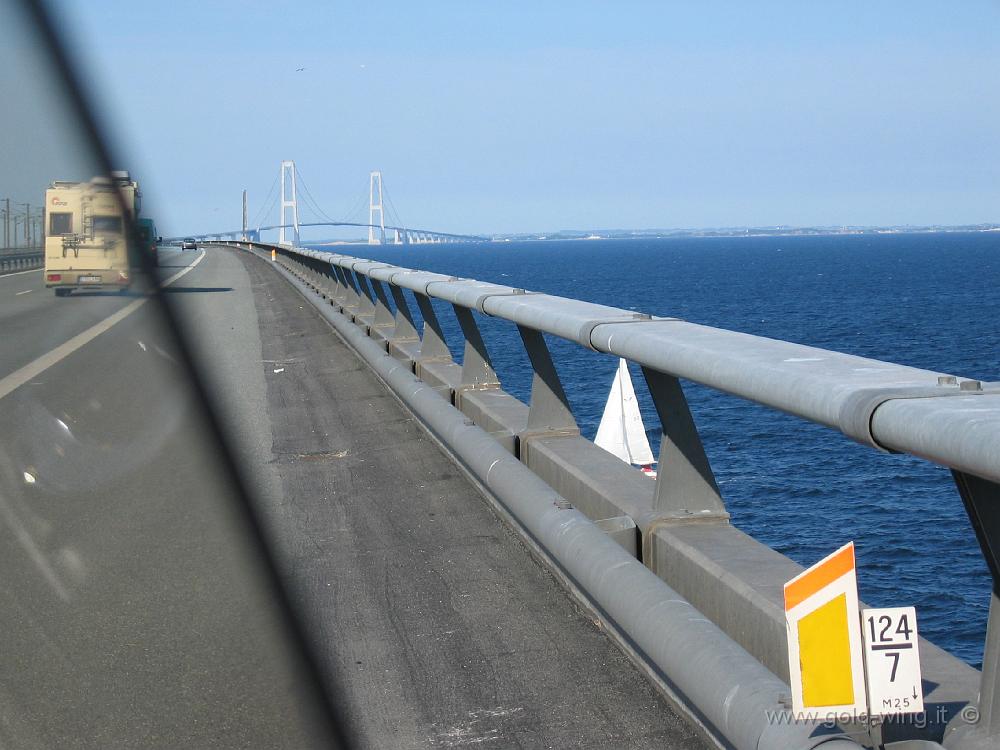 100_0040.JPG - Danimarca: il ponte sul Grande Belt tra le isole di Fyn e Sjaelland, una barca a vela passa di sotto