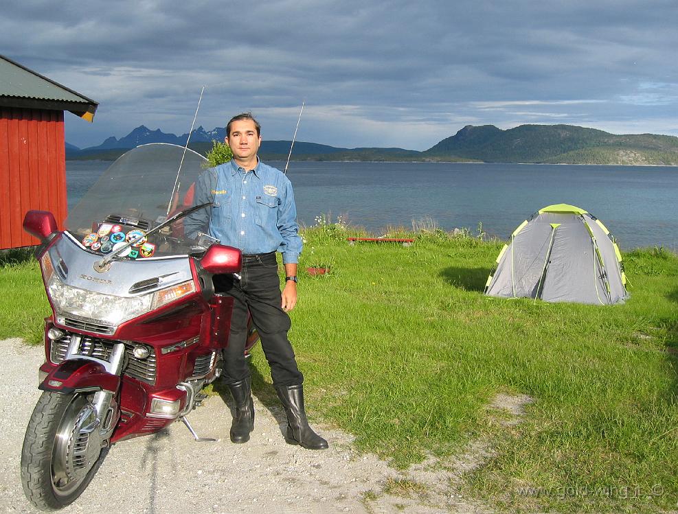 101_0117-ruot.jpg - Bognes/Ulsvag: campeggio sul fiordo di fronte alle isole Lofoten