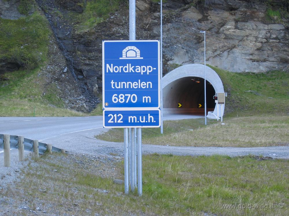 101_0158.JPG - Il tunnel sottomarino verso l’isola di Capo Nord (Mageroya), m 6.870, m 212 sotto il livello del mare