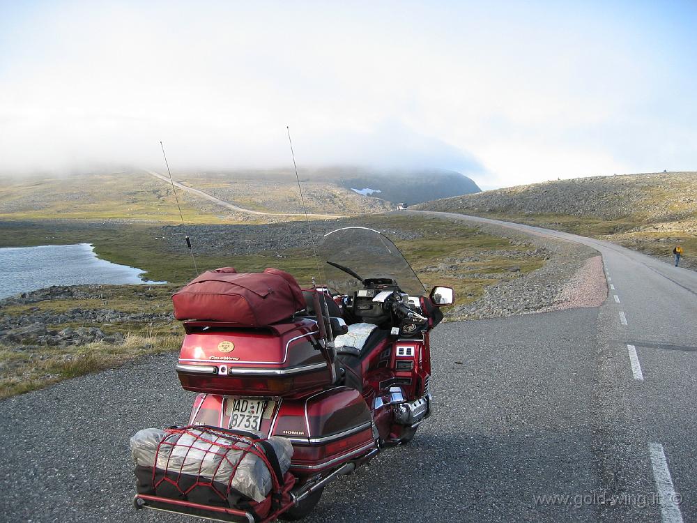 101_0161.JPG - Isola di Mageroya: a 1 km da Capo Nord la strada si perde nella nebbia