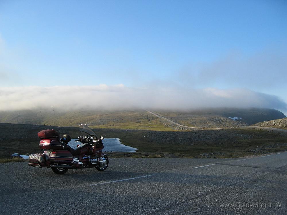 101_0162-2.JPG - Isola di Mageroya: a 1 km da Capo Nord la strada si perde nella nebbia