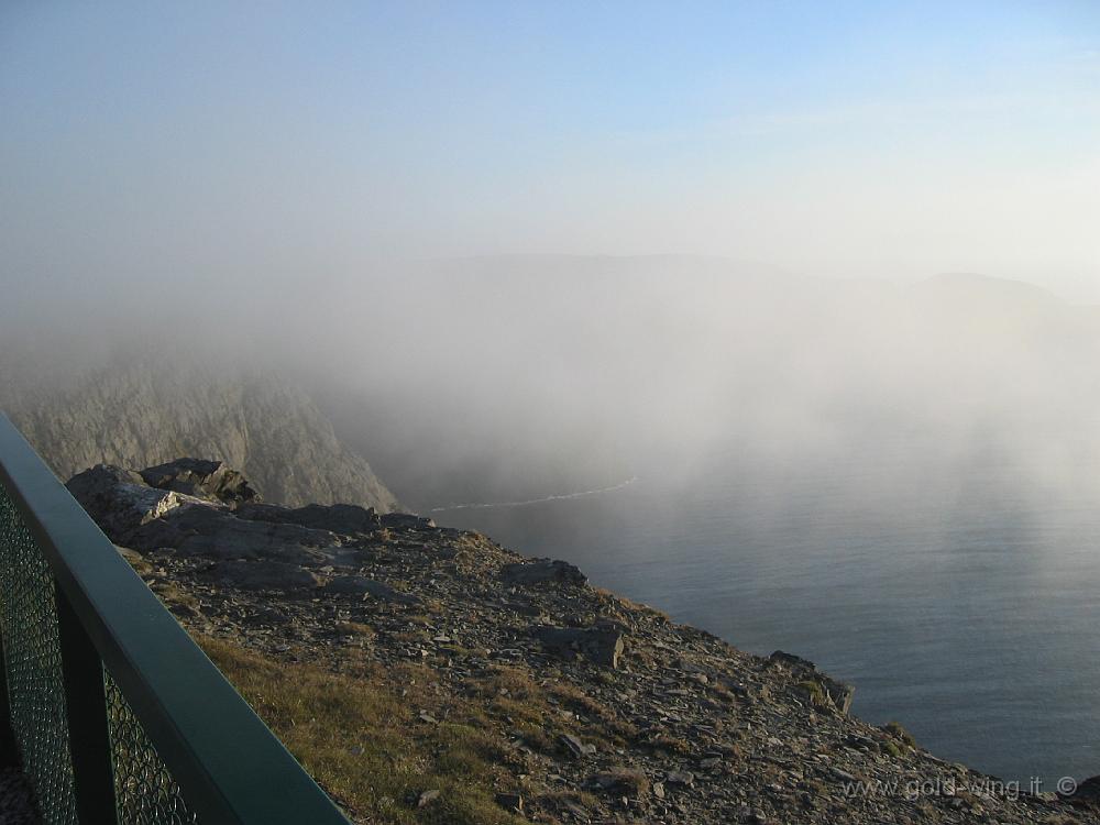 101_0172.JPG - Capo Nord: l’Oceano Artico sotto la rupe tra la nebbia