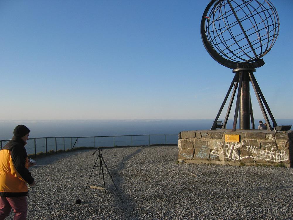 101_0174.JPG - Capo Nord: il mappamondo e l’Oceano Artico