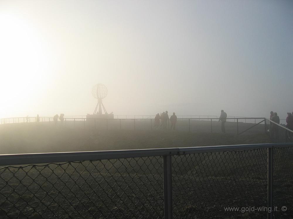 101_0175.JPG - Capo Nord: il mappamondo nella nebbia