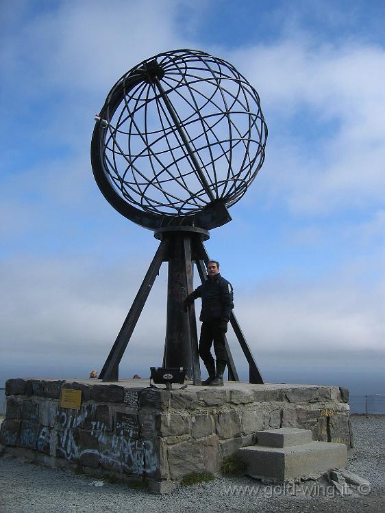 102_0207.jpg - Capo Nord (Nordkapp, 71° 10’ 21”): il mappamondo