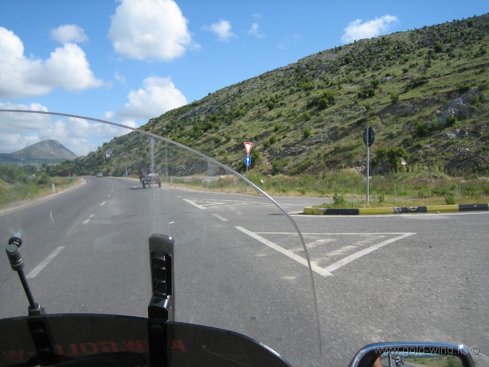 IMG_0118.JPG - A sud di Scutari: carretto sulla strada
