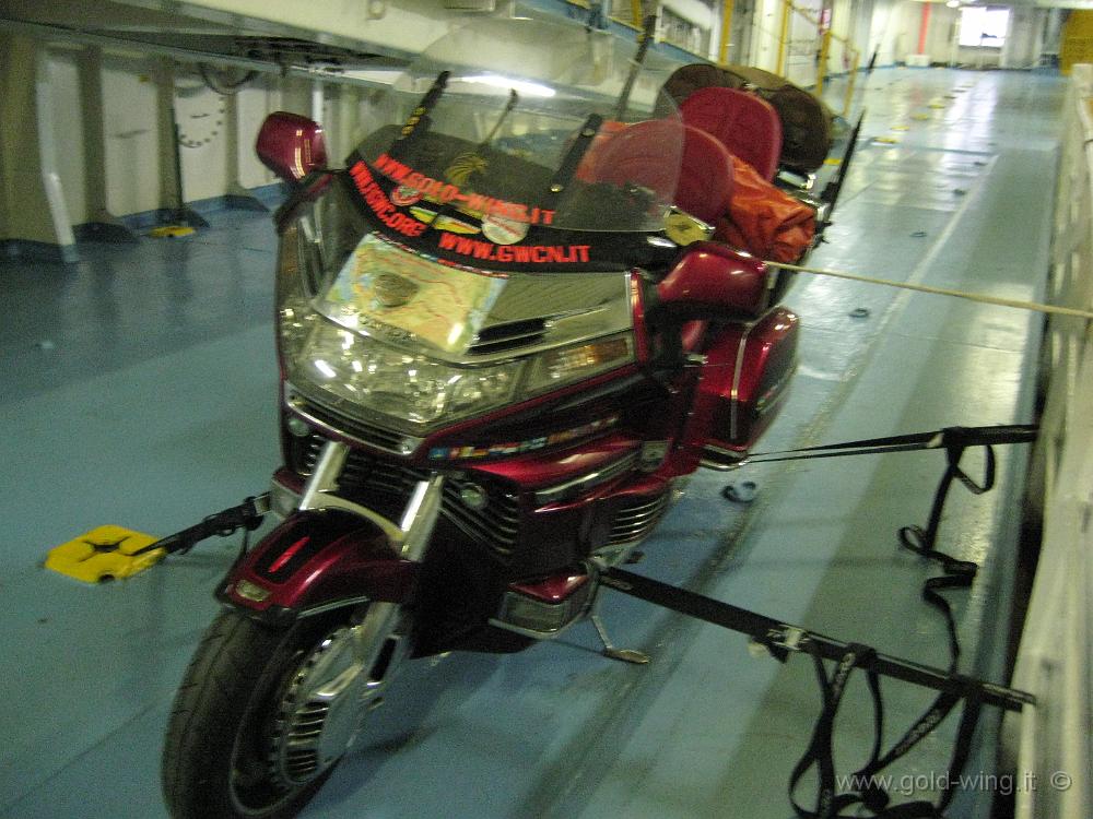 IMG_0005.JPG - Livorno: la moto legata nel traghetto