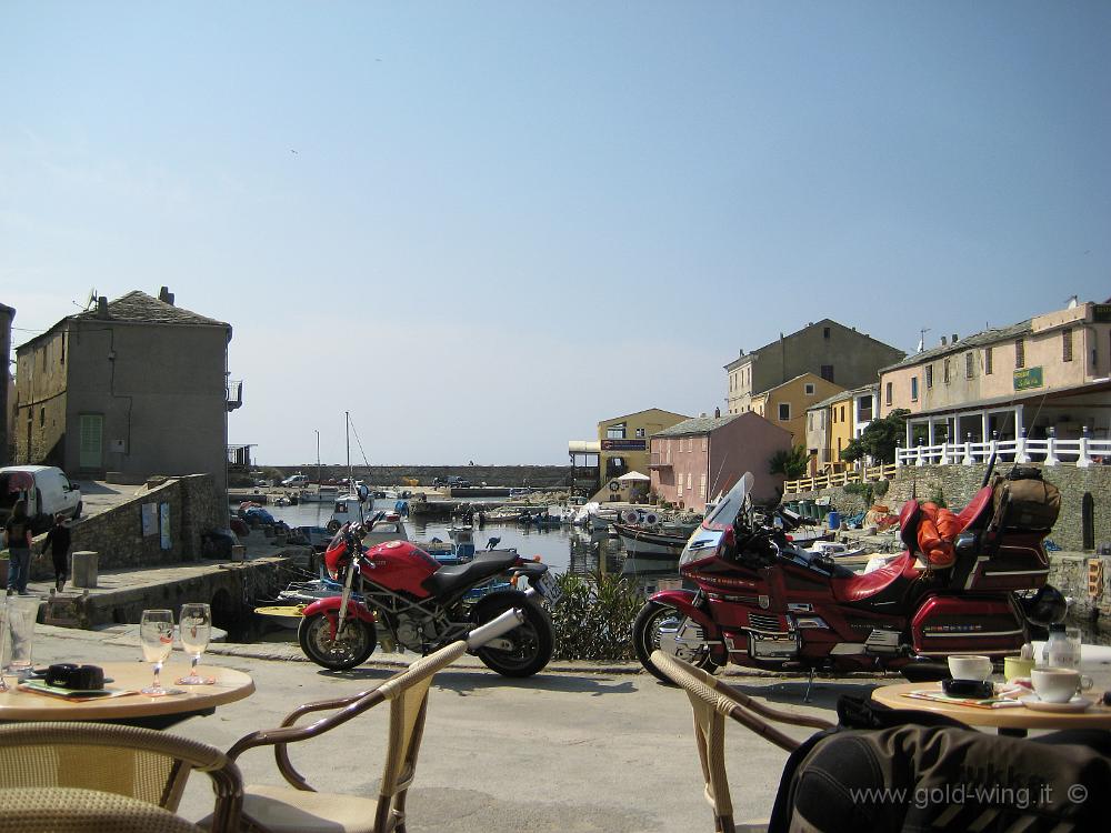 IMG_0148.JPG - Seduto al bar, davanti al porto di Centuri