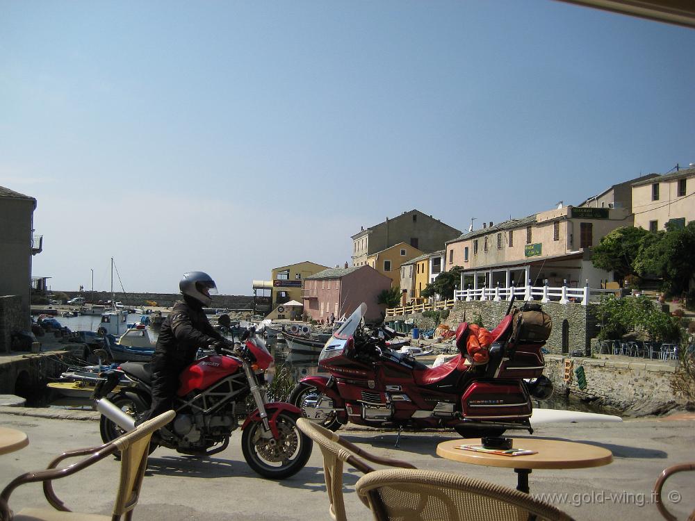 IMG_0150.JPG - Seduto al bar, davanti al porto di Centuri