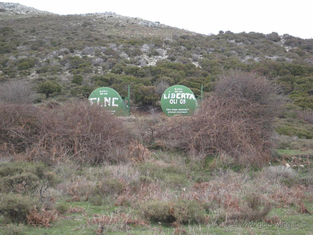 IMG_0675.JPG - Col de la Vaccia (m 1.193): scritte indipendentiste