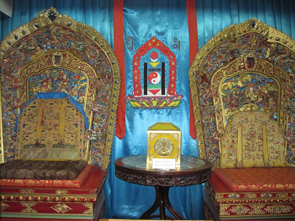 IMG_1850.JPG - Ulan Bator (Mongolia), palazzo dinverno di Bogd Khan: troni del re e della regina