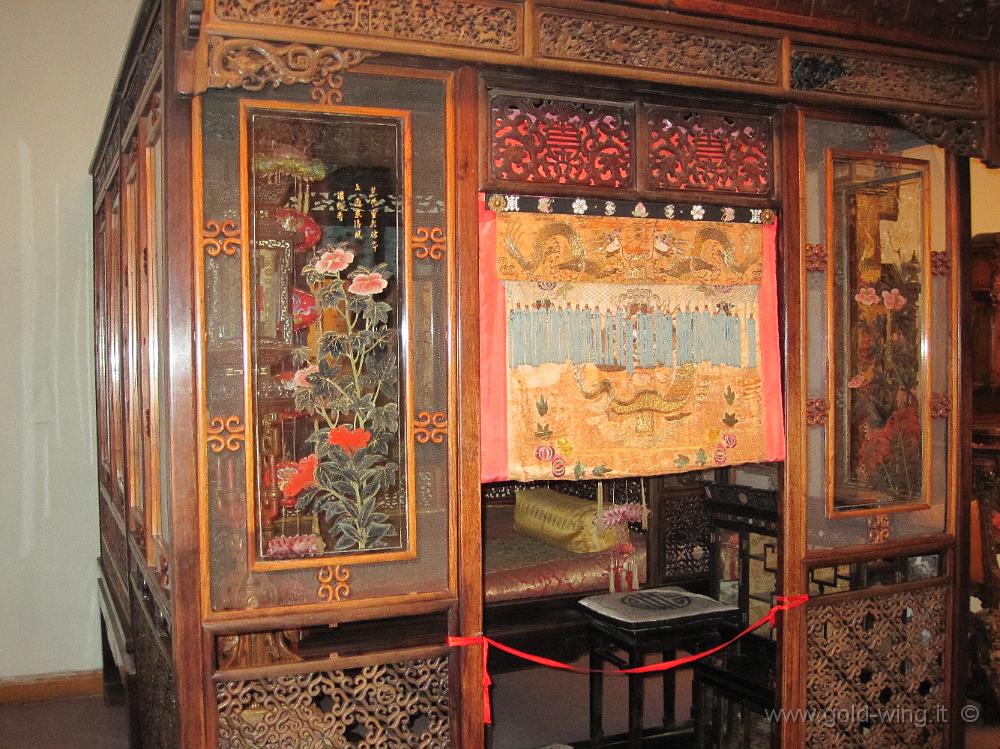 IMG_1856.JPG - Ulan Bator (Mongolia), palazzo dinverno di Bogd Khan: letto della regina