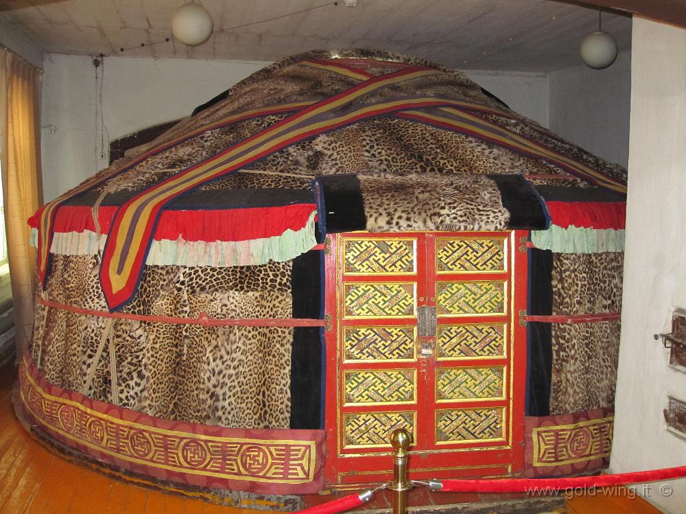 IMG_1865.JPG - Ulan Bator (Mongolia), palazzo dinverno di Bogd Khan: gher di pelli di leopardo delle nevi