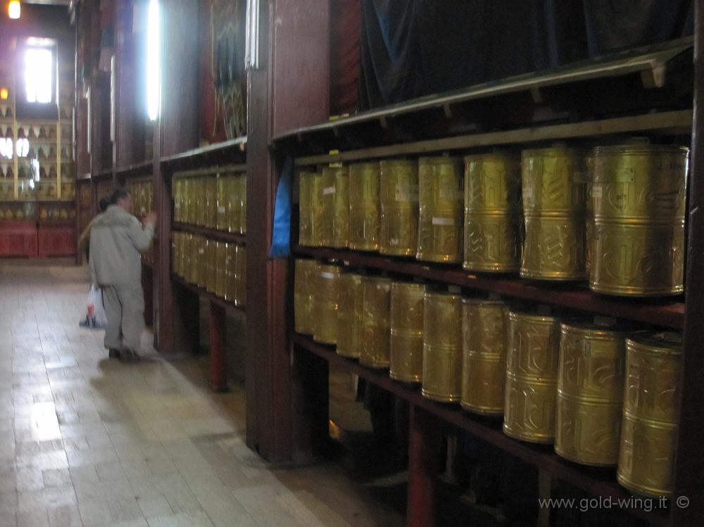IMG_1918.JPG - Ulan Bator (Mongolia), Gandan Khiid, tempio Migjid Janraisig Sum: cilindri di preghiera