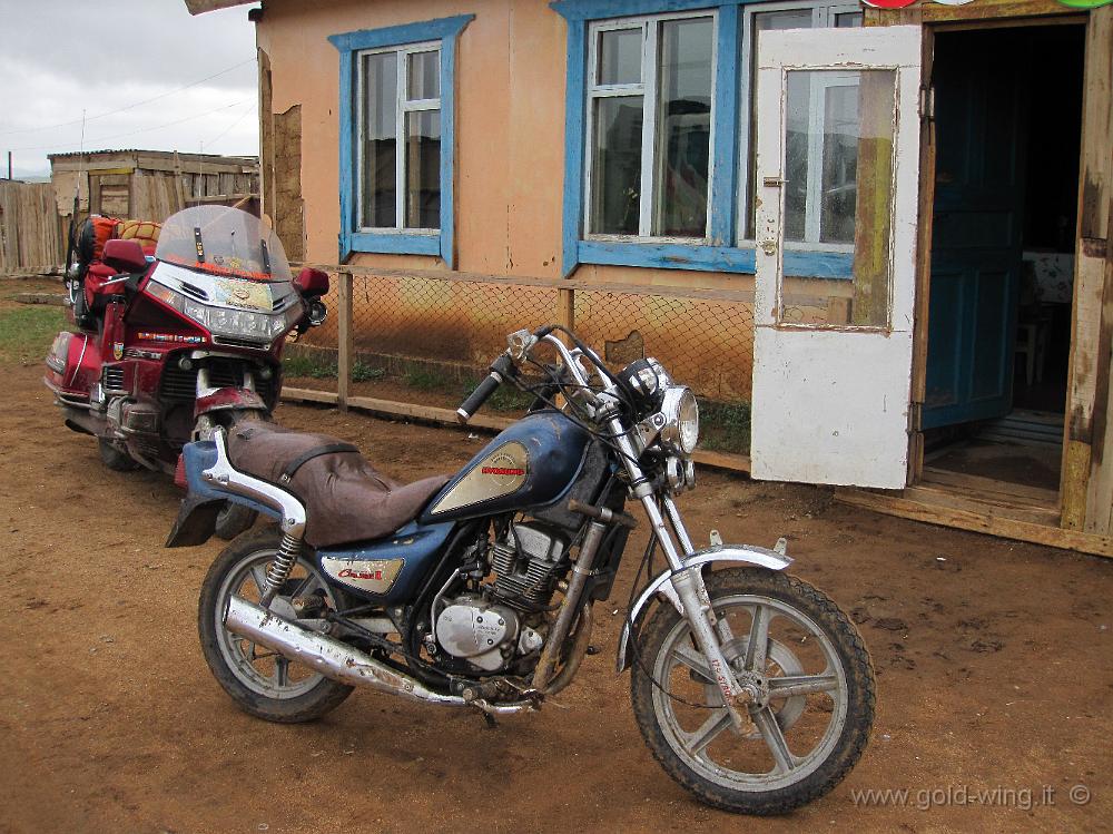 IMG_1935.JPG - Tra Ulan Bator e Lun (Mongolia): incontro con motociclista locale