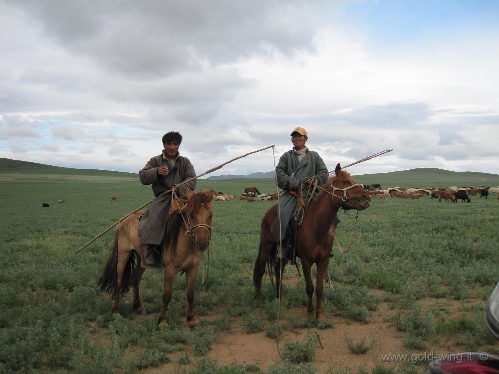 IMG_1948.JPG - A est di Lun (Mongolia): pastori a cavallo