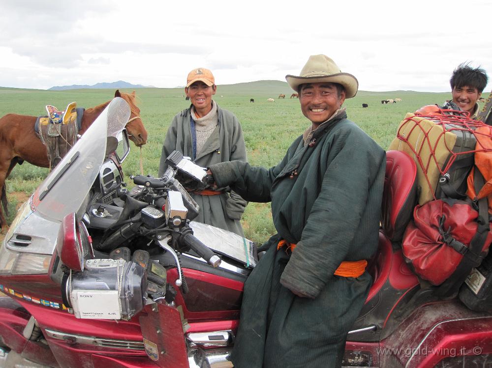 IMG_1952.JPG - A est di Lun (Mongolia): pastori a cavallo ... in sella alla moto