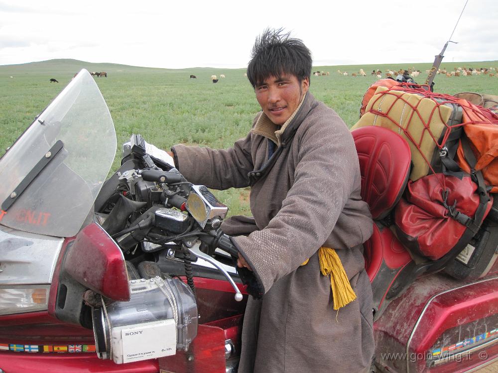 IMG_1953.JPG - A est di Lun (Mongolia): pastori a cavallo ... in sella alla moto