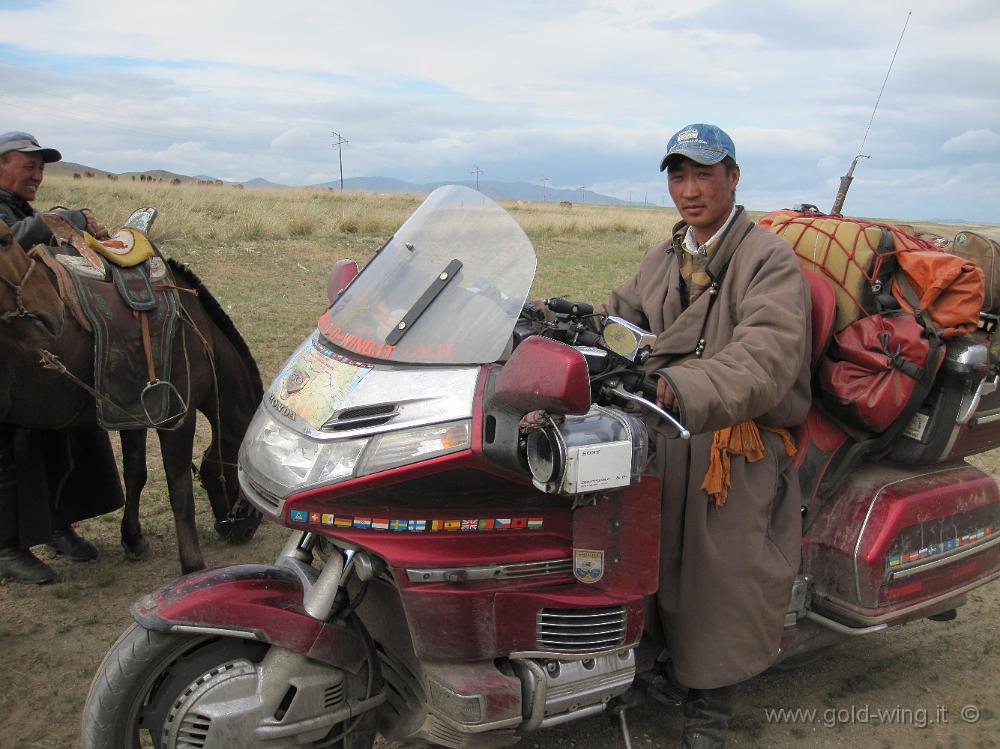 IMG_1968.JPG - Pista a est di Lun (Mongolia): pastori a cavallo ... in sella alla moto