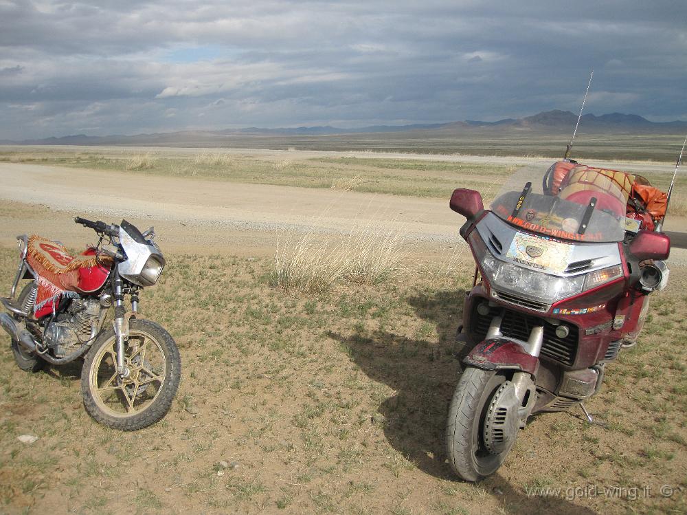 IMG_1971.JPG - Pista presso Lun (Mongolia): incontro con motociclista locale