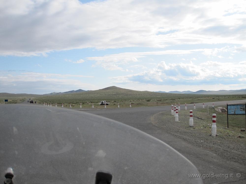 IMG_1977.JPG - Bivio presso Lun (Mongolia): vado a sud-ovest (sinistra) per quella che dovrebbe essere la strada migliore