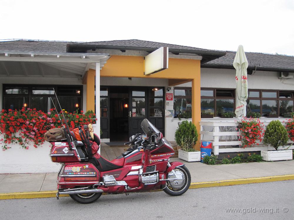 IMG_0085.JPG - Motel 30 km a est di Zagabria (Croazia): colazione