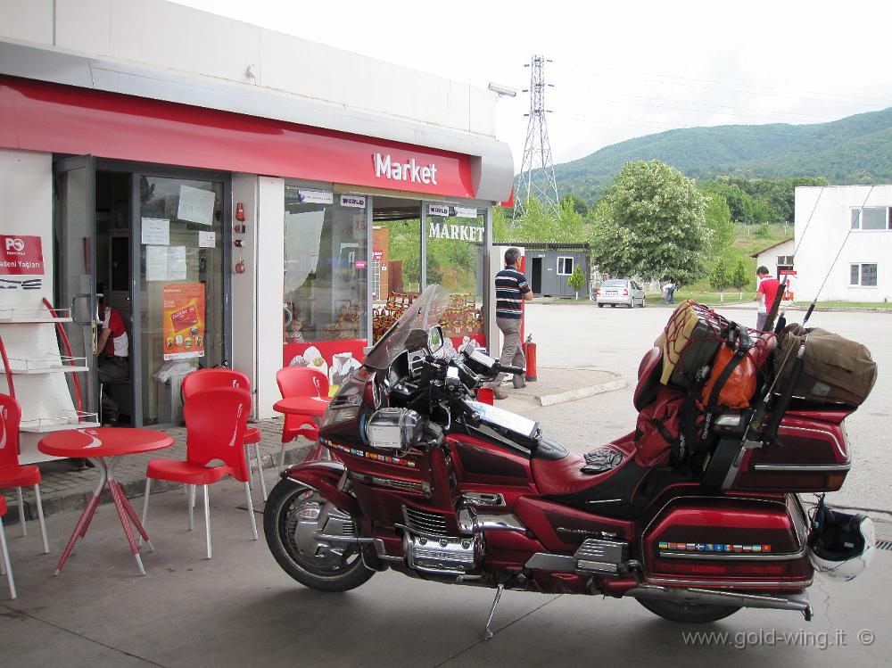 IMG_0141.JPG - Turchia, sosta in autostrada 200 km a est di Istanbul: un motociclista italiano ha appena forato (non io)