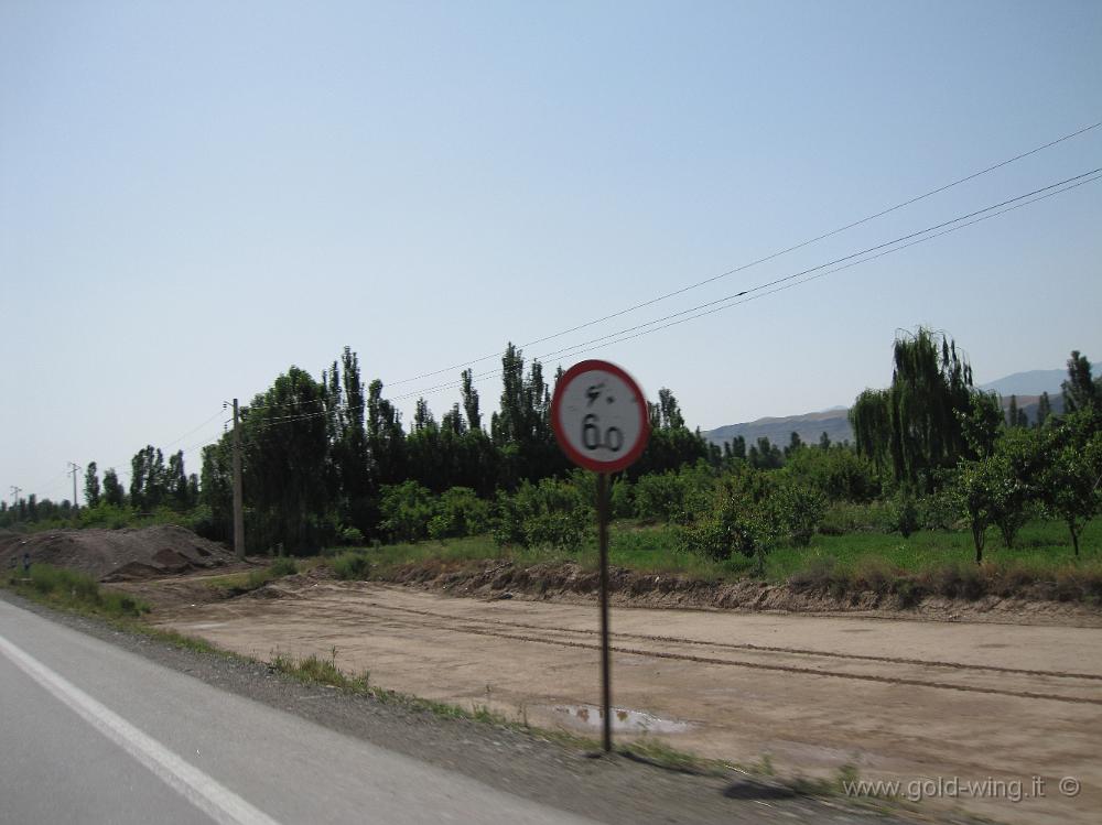 IMG_0358.JPG - A ovest di Tabriz (Iran): segnale stradale iraniano