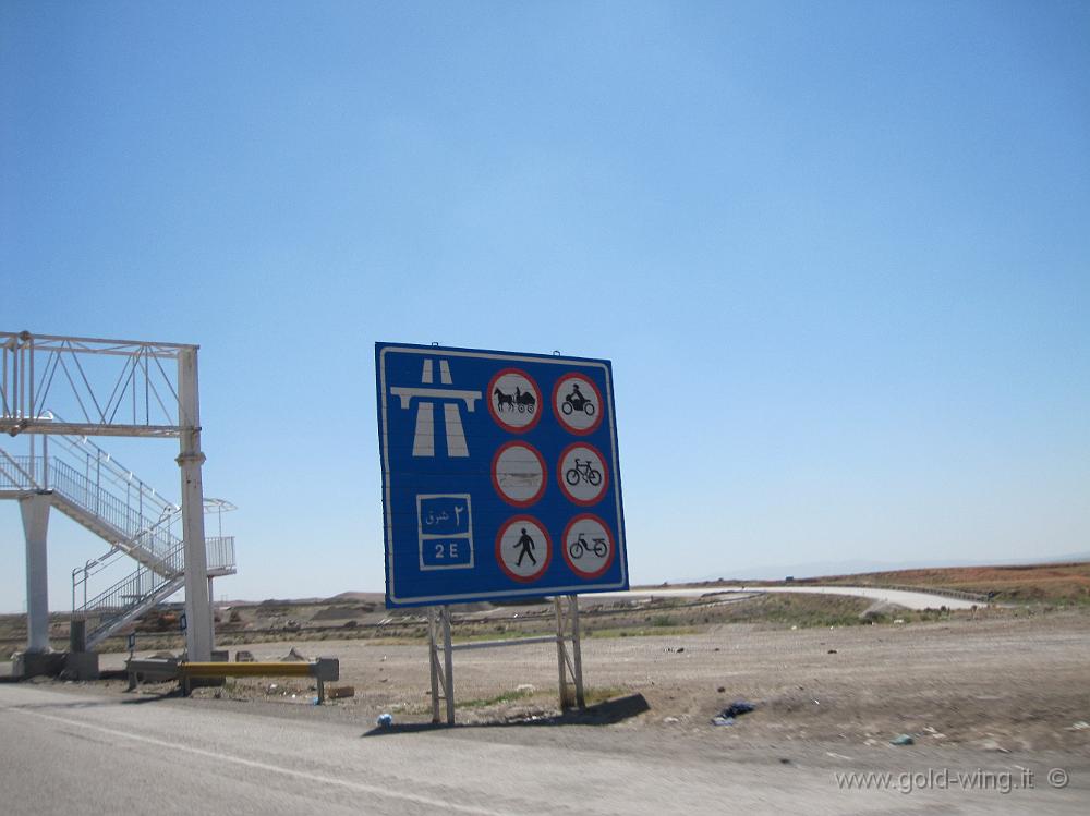 IMG_0411.JPG - In autostrada (a sud di Mashad, Iran) le moto non possono entrare: ma io entro lo stesso, senza problemi