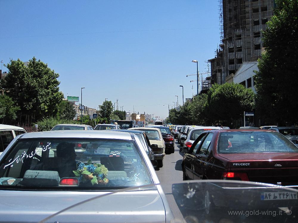 IMG_0416.JPG - Mashad (Iran): fila per arrivare al centro, al santuario dell'imam Reza