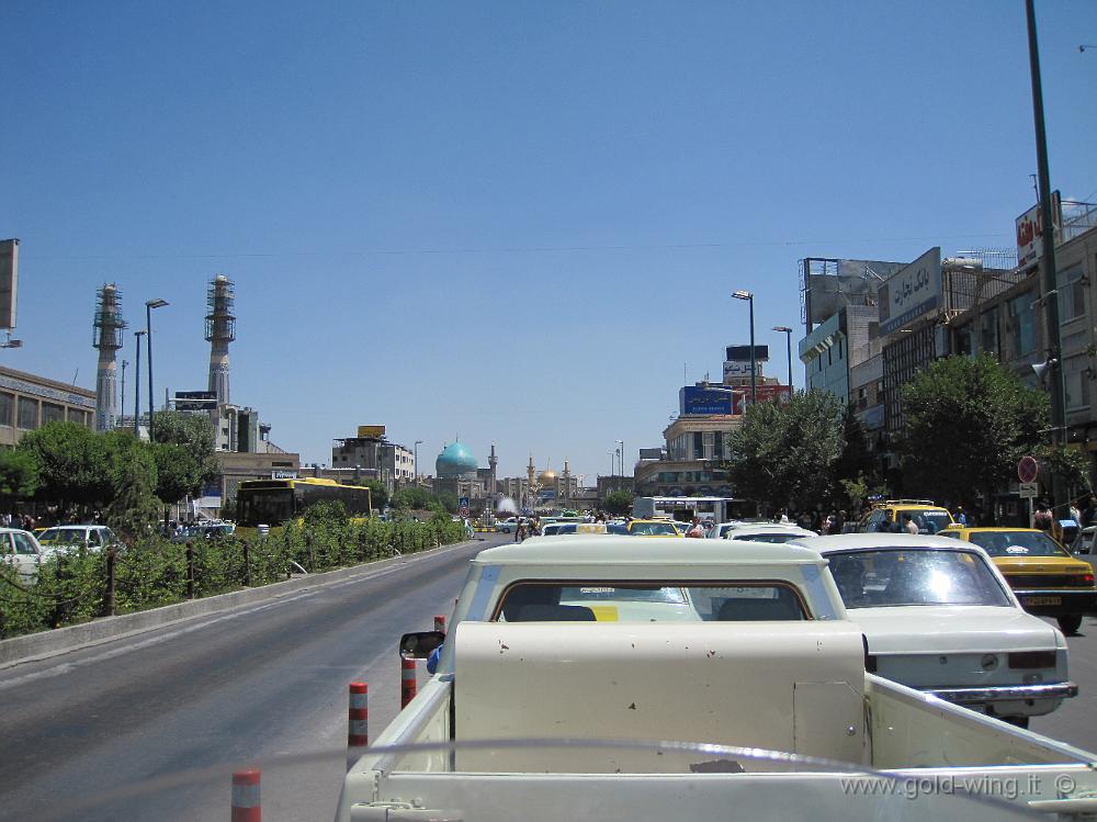 IMG_0417.JPG - Mashad (Iran): fila per arrivare al centro, al santuario dell'imam Reza (sullo sfondo)