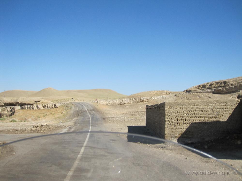 IMG_0459.JPG - Shurlukh (Iran): inizio della strada per il caravanserraglio di Rubat Sharaf
