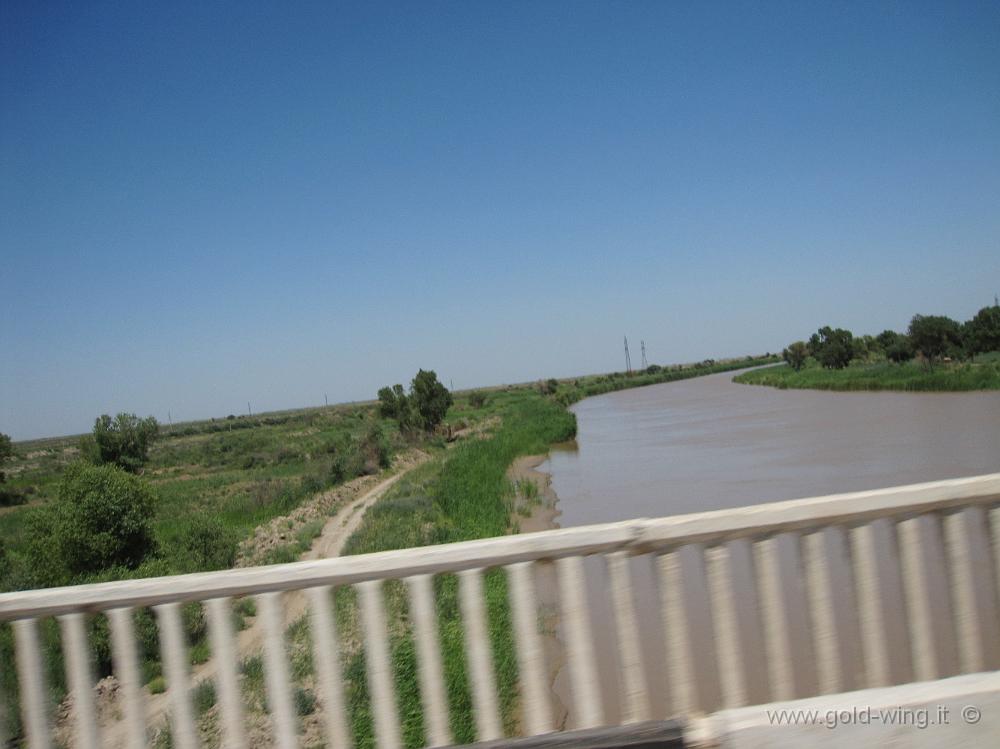 IMG_0538.JPG - A sud di Tejen (Turkmenistan): canale del deserto del Karakum