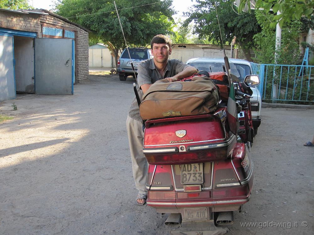 IMG_0559.JPG - Mary (Turkmenistan): Azat, che ha ospitato la mia moto nel suo garage (e me a cena)