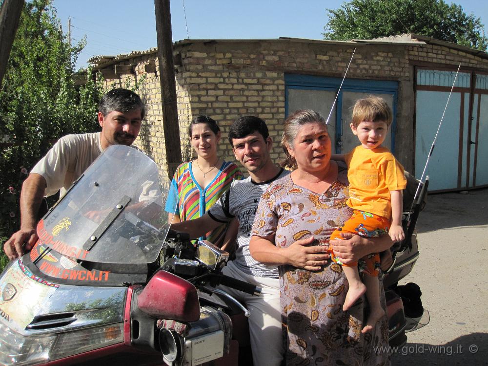 IMG_0584.JPG - Mary (Turkmenistan): la famiglia di Azat, che ha ospitato la mia moto nel suo garage