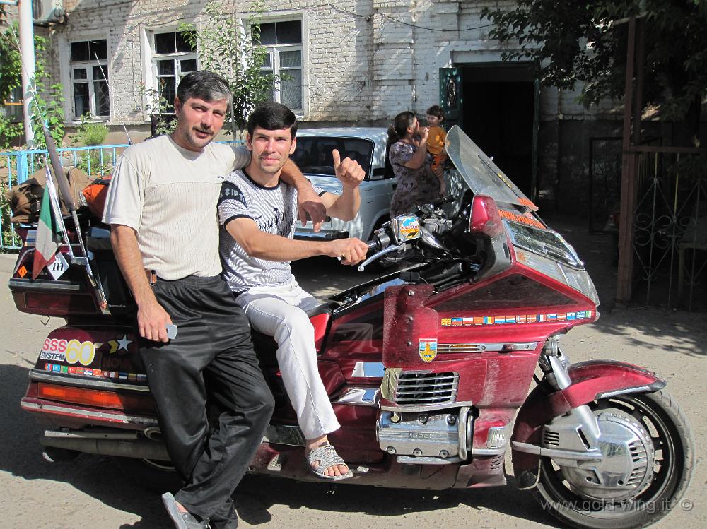 IMG_0585.JPG - Mary (Turkmenistan): Azat (e un suo amico), che ha ospitato la mia moto nel suo garage