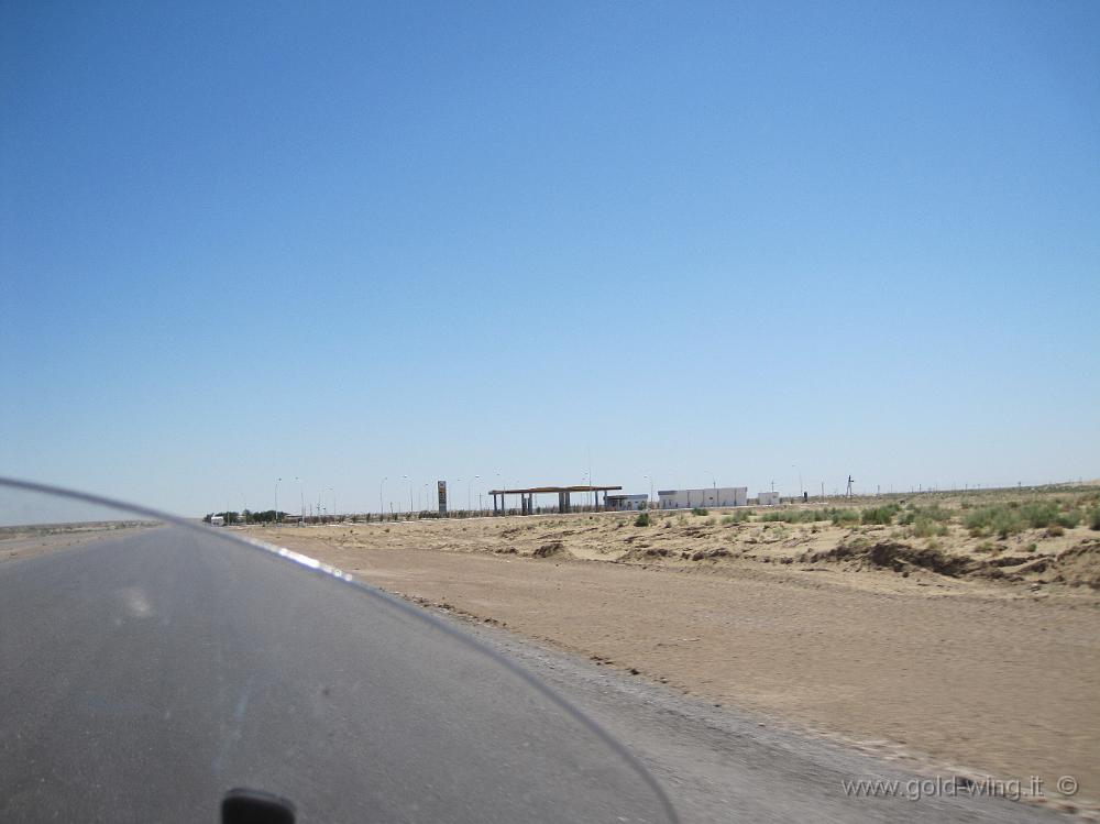 IMG_0610.JPG - Stazione di servizio nel deserto del Karakum (Turkmenistan)