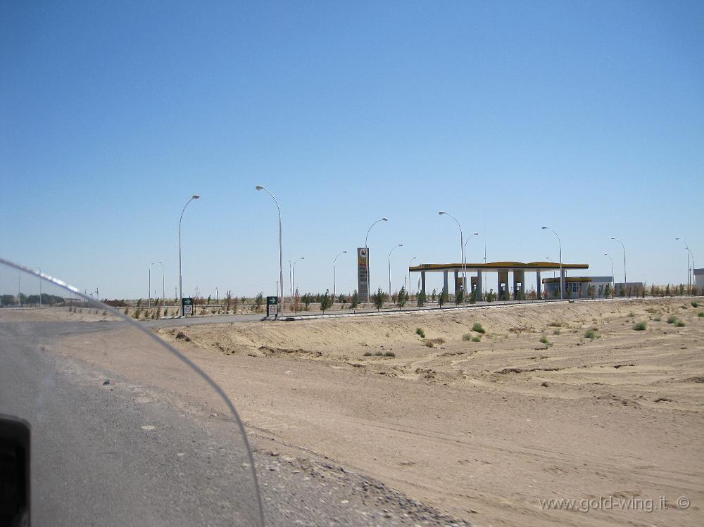 IMG_0611.JPG - Stazione di servizio nel deserto del Karakum (Turkmenistan)