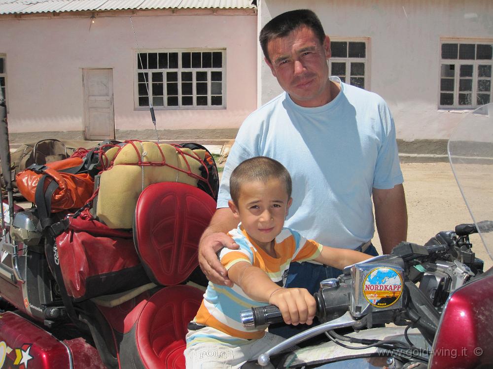 IMG_0613.JPG - Padre e figlio turkmeno nel deserto del Karakum