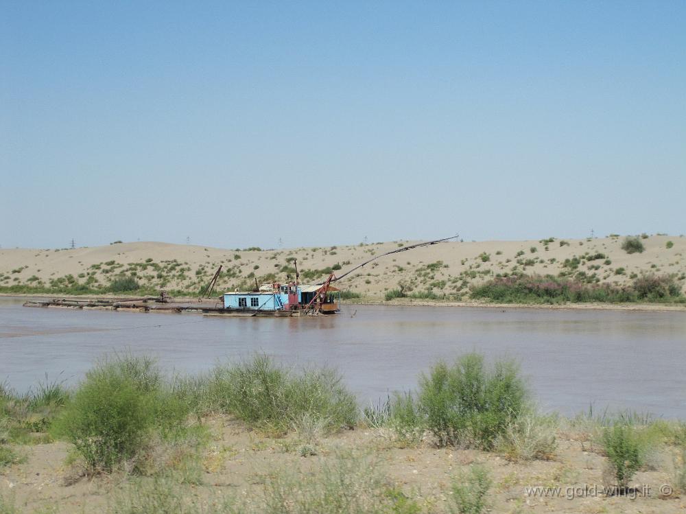 IMG_0675.JPG - Turkmenistan (presso il confine con l'Uzbekistan): canale nel deserto