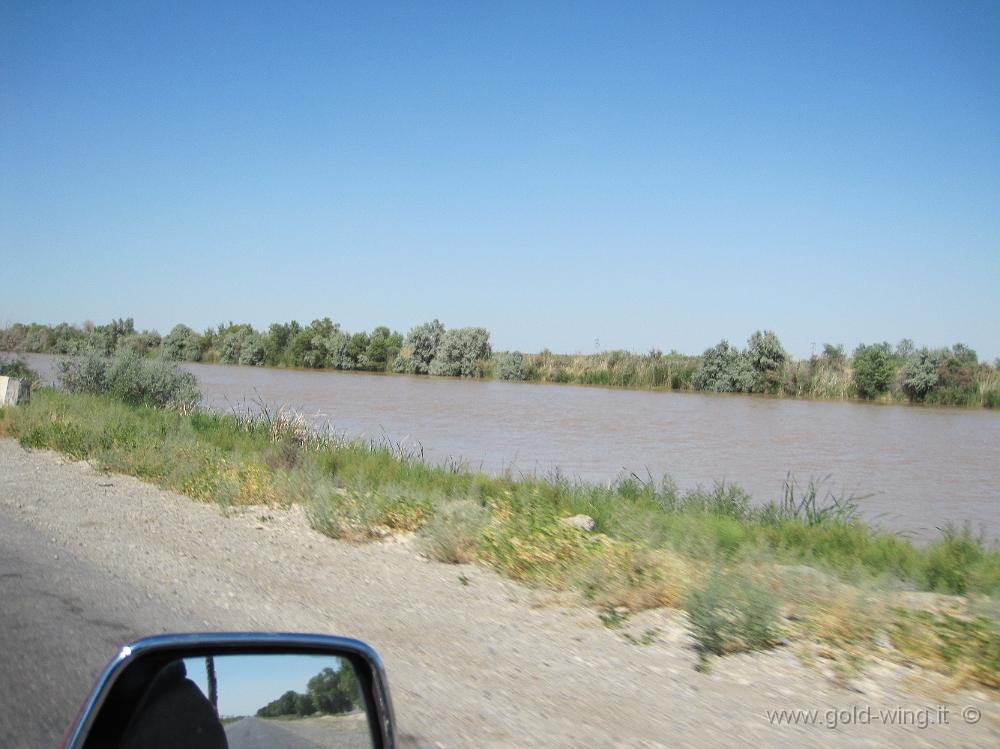 IMG_0680.JPG - Turkmenistan (presso il confine con l'Uzbekistan): canale nella steppa