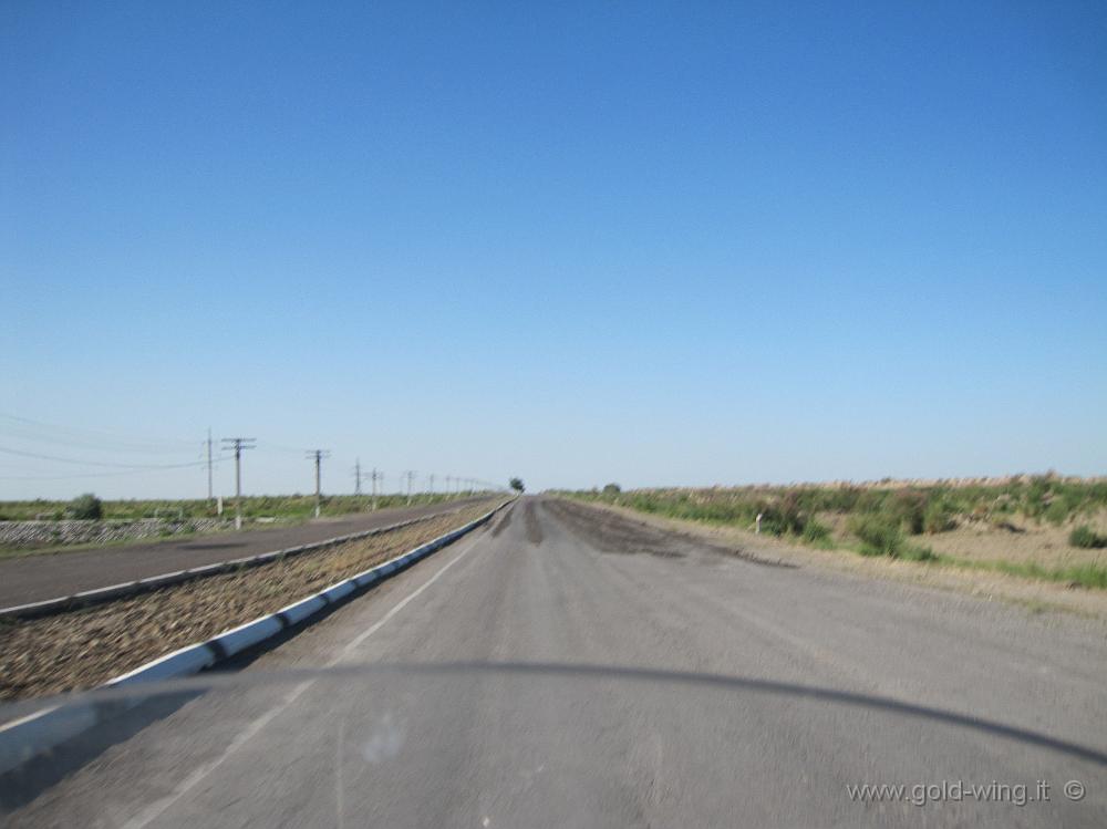 IMG_0685.JPG - Entrato in Uzbekistan: superstrada molto rovinata