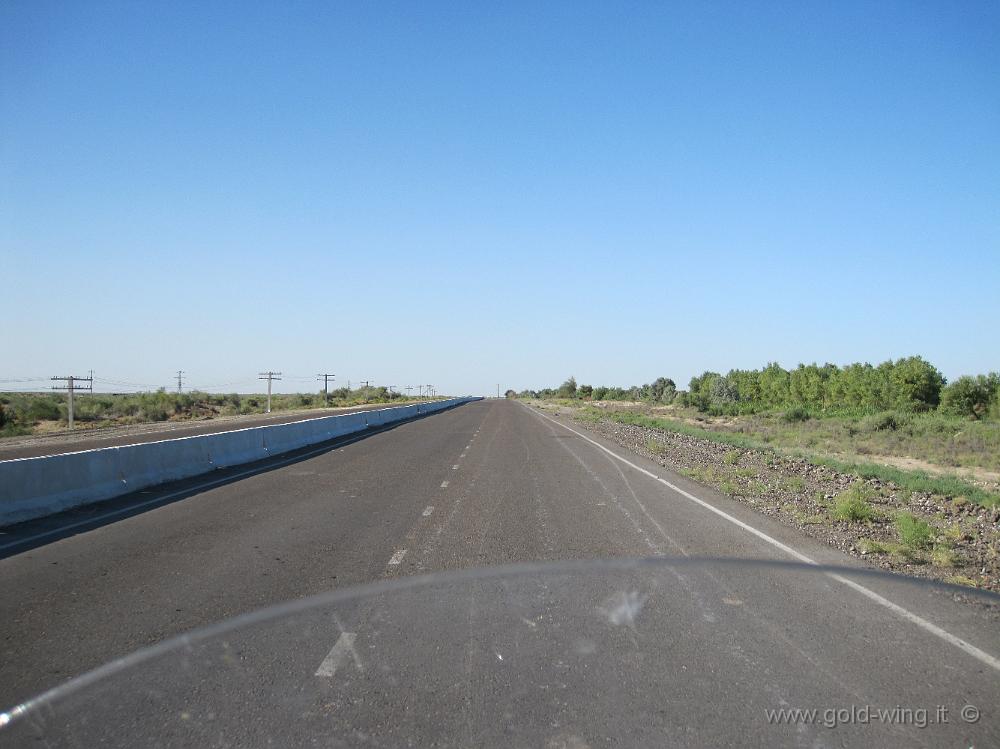 IMG_0687.JPG - Uzbekistan: la superstrada per Bukhara migliora