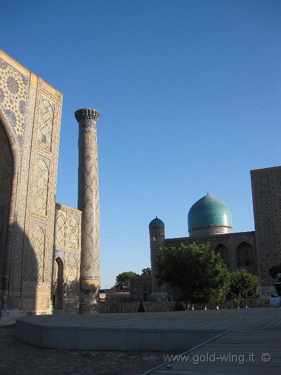 IMG_0837.JPG - Samarcanda (Uzbekistan), il Registan: medressa di Ulugbek (1420) e medressa Tilla Kari (1660)