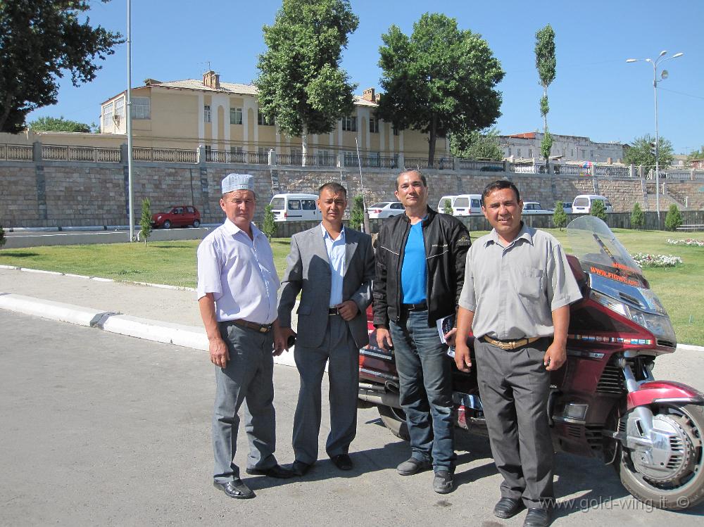 IMG_0980.JPG - Gruppo di uzbeki di fronte allo Shah I Zinda (incontrati prima lì dentro)