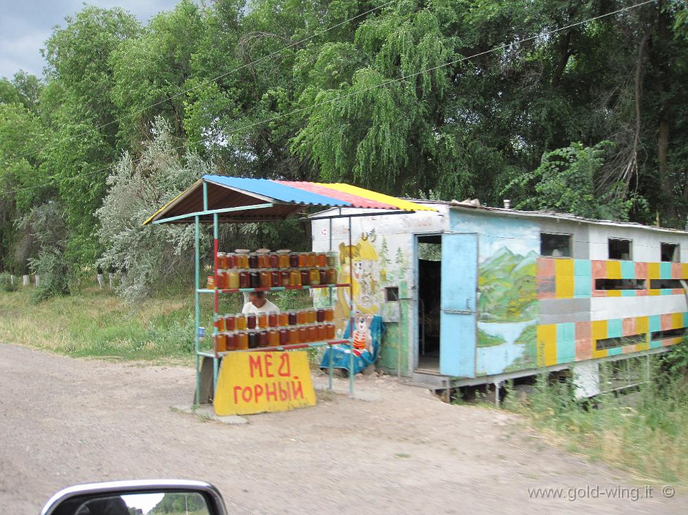 IMG_1102.JPG - Kazakistan: venditori di miele, sulla strada tra Taraz e Biskek (poco prima del confine col Kirghizistan)