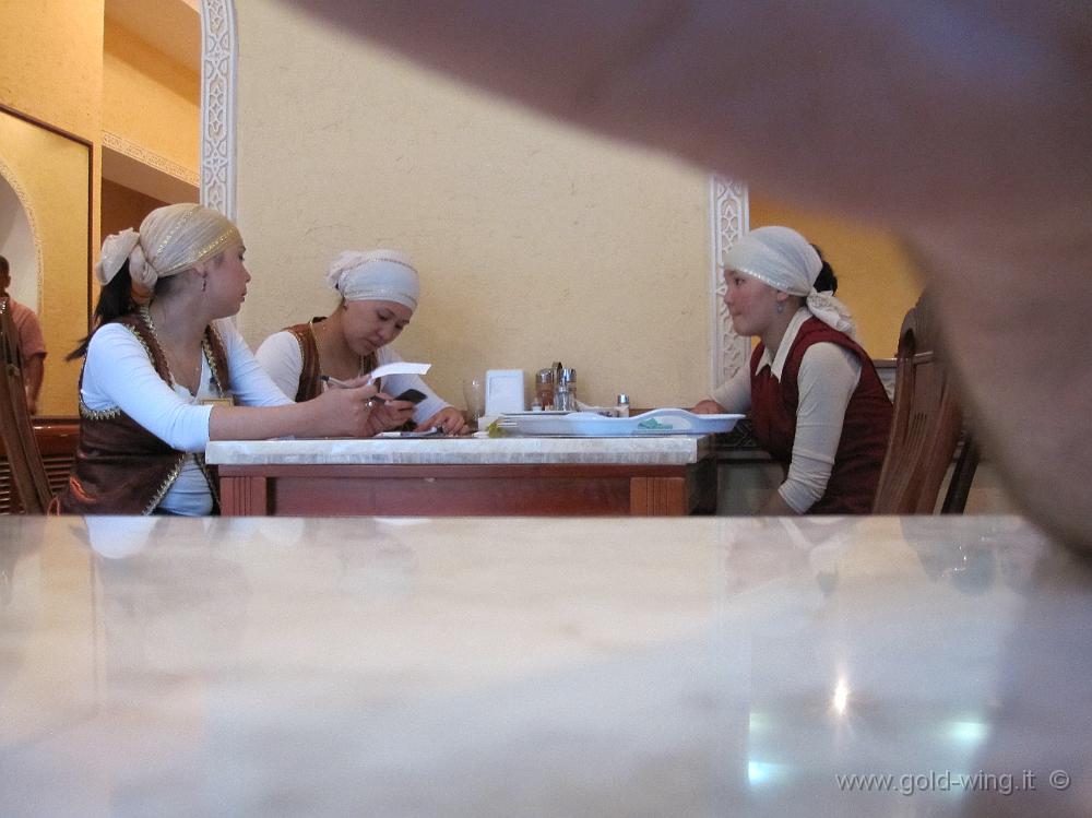 IMG_1110.JPG - Cameriere del ristorante a Biskek (Kirghizistan), in costume tipico