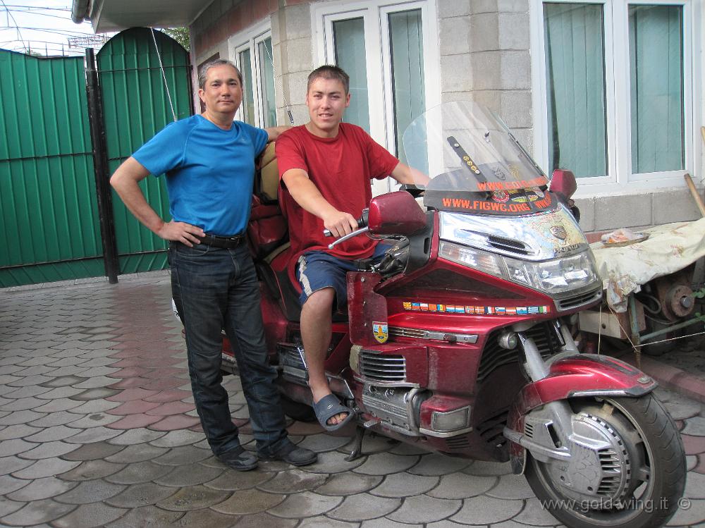 IMG_1114.JPG - Il figlio (tataro) della proprietaria dell'albergo di Biskek (Kirghizistan)