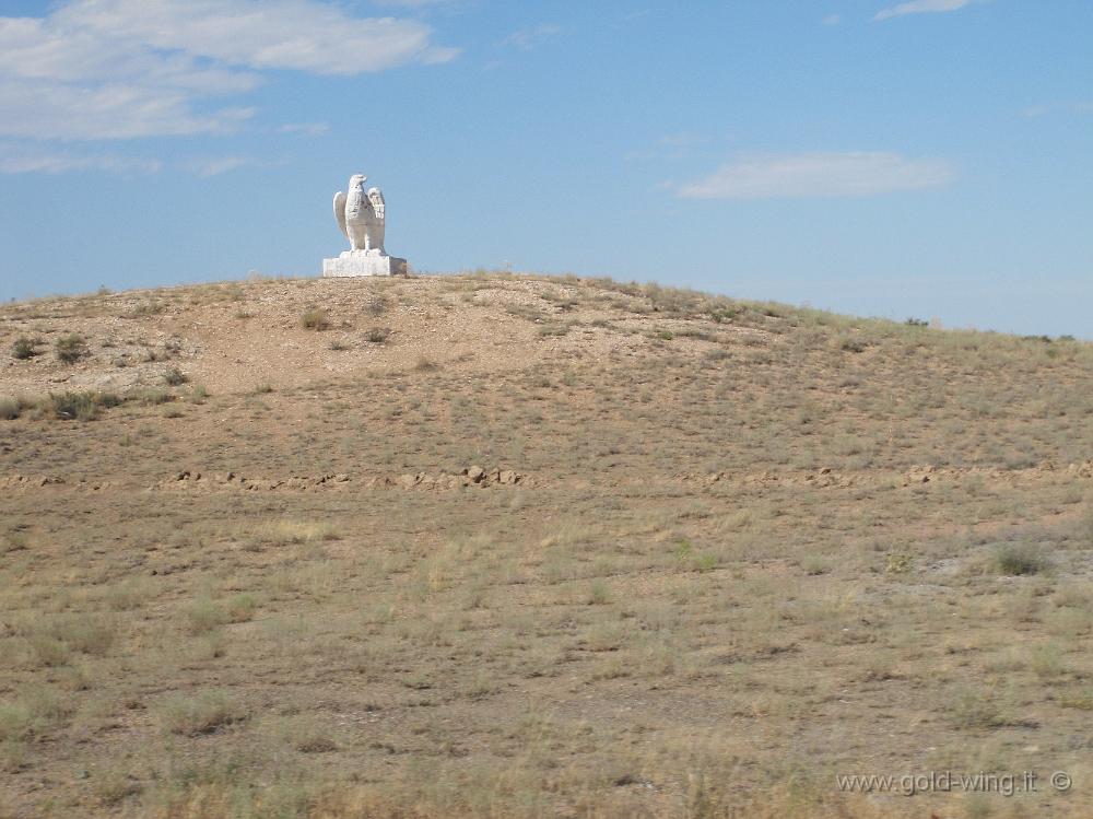 IMG_1157.JPG - A sud del lago Balkhash (Kazakistan): statue nella steppa