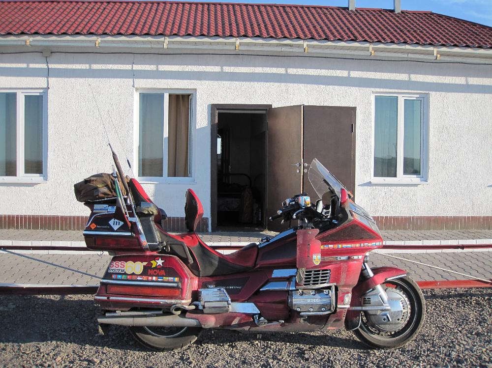 IMG_1195.JPG - Costa del lago Balkhash (Kazakistan), presso Saryshaghan: motel. La moto di fronte alla camera